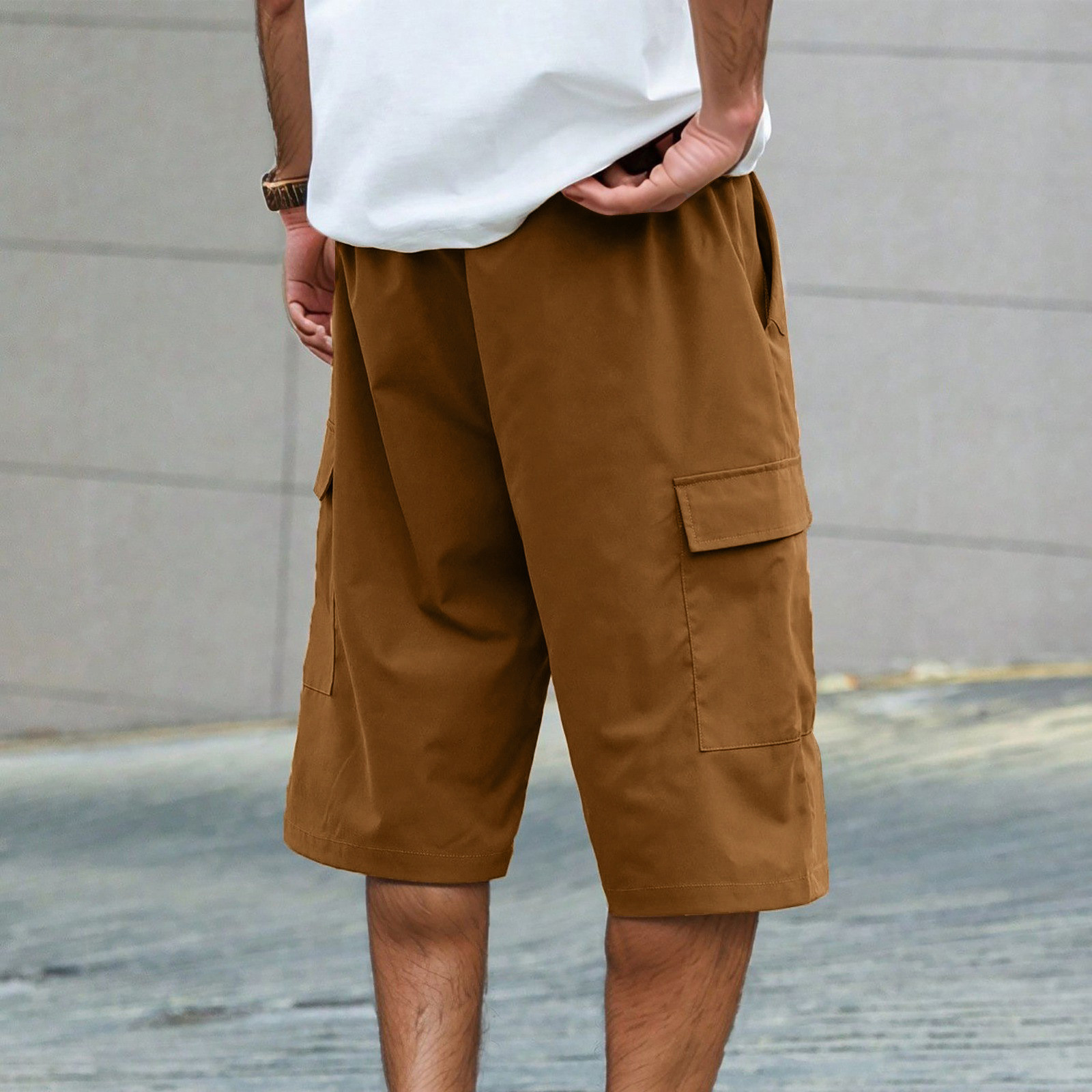 thumbnail image 4 of Pantalones cortos cargo para hombre con múltiples bolsillos: poliéster resistente, largo medio, perfectos para actividades al aire libre y para combinar con camisetas., 4 of 8